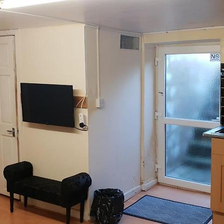 Апартаменти Private Basement Studio Flat With Modern Features Гаддерсфілд Екстер'єр фото