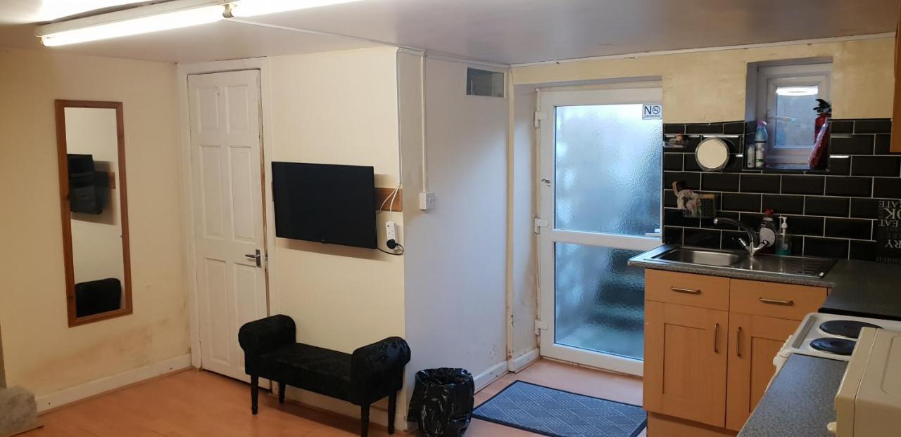 Апартаменти Private Basement Studio Flat With Modern Features Гаддерсфілд Екстер'єр фото
