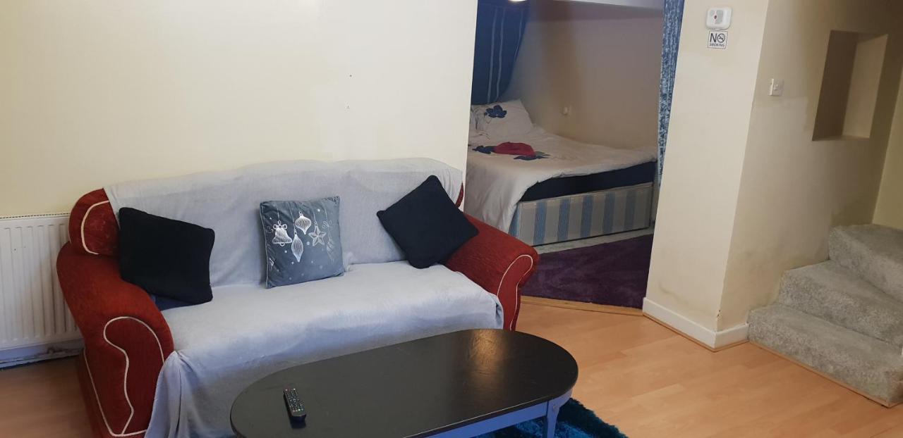 Апартаменти Private Basement Studio Flat With Modern Features Гаддерсфілд Екстер'єр фото