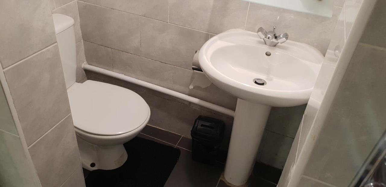 Апартаменти Private Basement Studio Flat With Modern Features Гаддерсфілд Екстер'єр фото