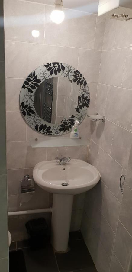 Апартаменти Private Basement Studio Flat With Modern Features Гаддерсфілд Екстер'єр фото