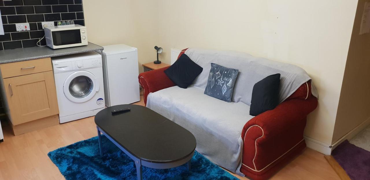 Апартаменти Private Basement Studio Flat With Modern Features Гаддерсфілд Екстер'єр фото